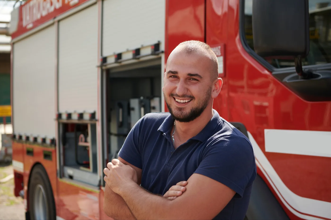 Bombero confiado de pie con los brazos cruzados,
